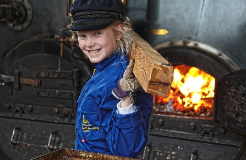 Foto meisje bij ketel stoommachinemuseum hemelvaart pinksteren